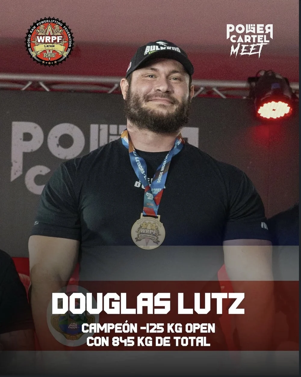Douglas Lutz on the podium with the WRPF gold medal, champion of the -125 kg Open category with an 845 kg total at the Power Cartel Meet